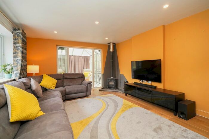 2 Bedroom Detached Bungalow To Rent In Abbeydale Road, Sheffield, S7