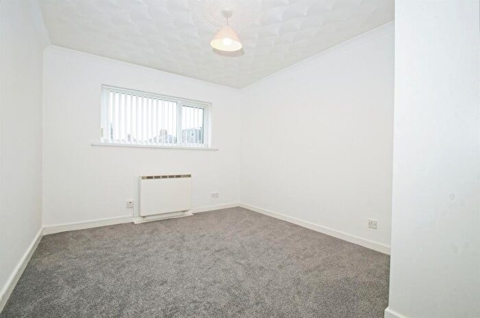 2 Bedroom Flat For Sale In Curlew Close, Cardiff, CF14