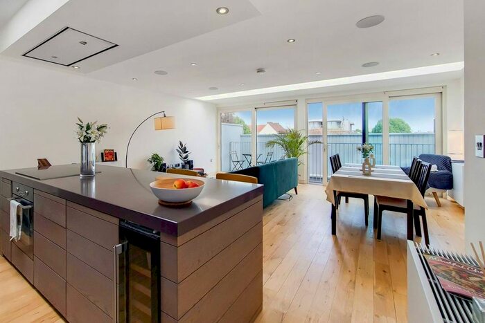 3 Bedroom Flat To Rent In Redchurch Street, Shoreditch, London, E2