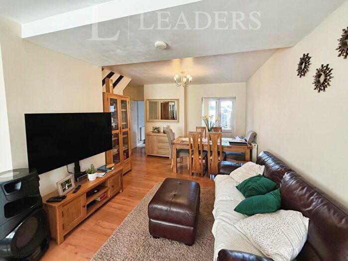 3 Bedroom Terraced House To Rent In Ipswich Street, SN2