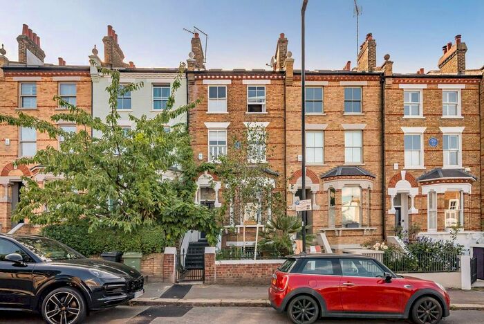2 Bedroom Flat To Rent In The Chase, Clapham, London, SW4