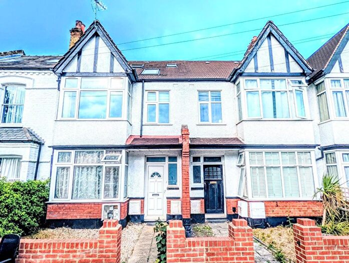 3 Bedroom Flat To Rent In Hamilton Road, London, SW19