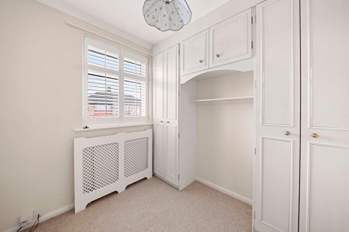 5 Bedroom Semi-Detached House For Sale In Nutfield Gardens, Northolt, UB5