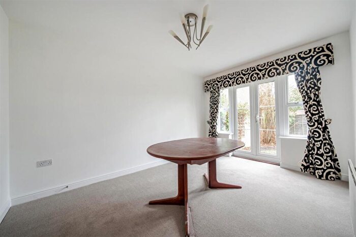 5 Bedroom Detached House For Sale In Gala Close, Bedford, MK41