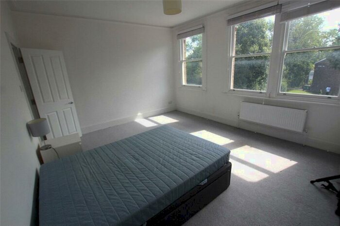 Terraced House To Rent In Catford Hill, London, SE6