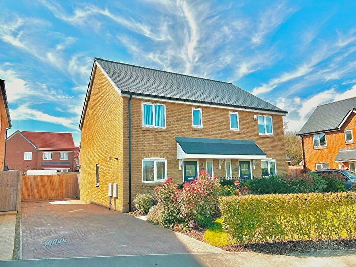 3 Bedroom Semi-Detached House To Rent In Pomeroy Avenue, Rainham, Gillingham, ME8