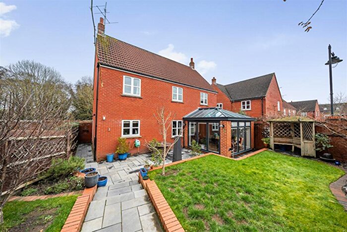 4 Bedroom Detached House For Sale In Teasel Close, Devizes, SN10