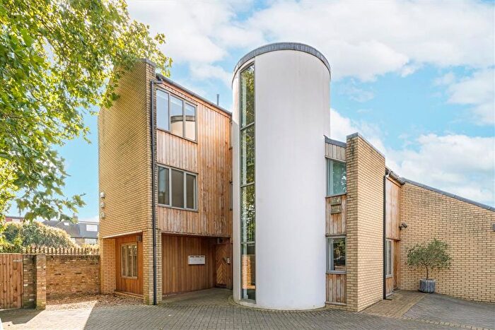 2 Bedroom Flat To Rent In Hanson Close, London, SW14