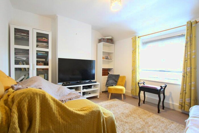 3 Bedroom Maisonette To Rent In High Street, Middleton Road, Banbury, Oxon, OX17