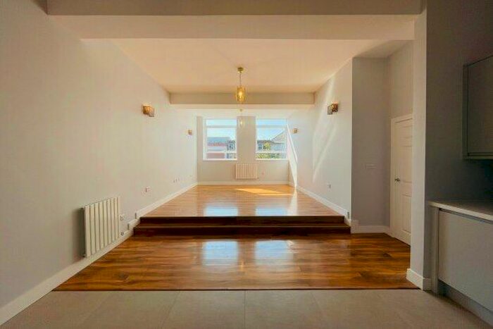 2 Bedroom Flat To Rent In - Queens Square, Crawley, RH10