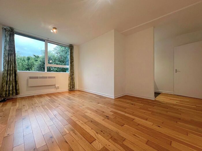 1 Bedroom Flat To Rent In Carlton Court, Auckland Road, SE19