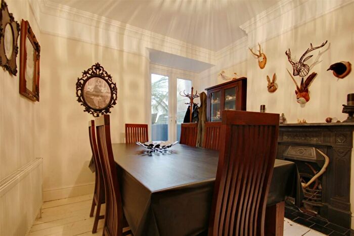 4 Bedroom Semi-Detached House To Rent In Woodlea Road, Worthing, BN13