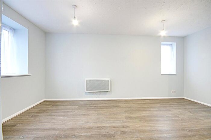 2 Bedroom Flat To Rent In Fisher Close, Enfield, EN3