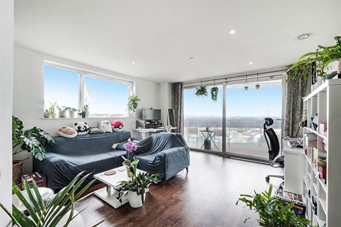 1 Bedroom Flat To Rent In Gateway Tower, Royal Victoria Dock, E16