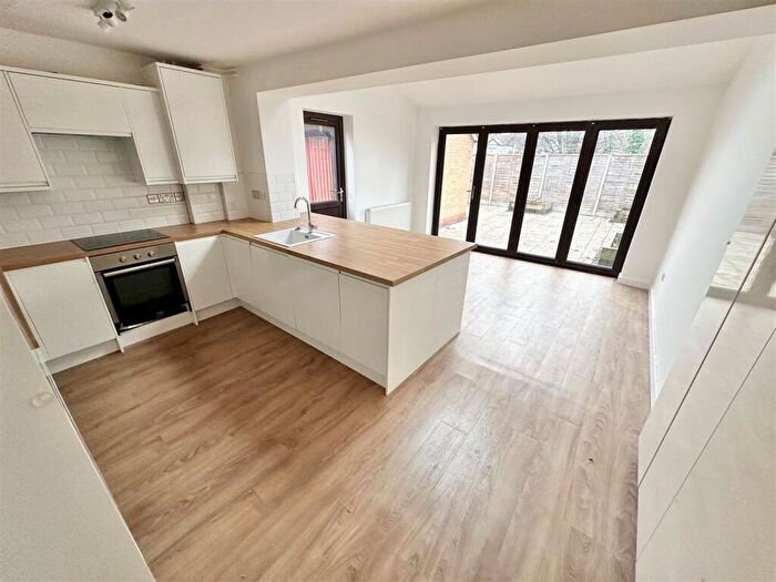 3 Bedroom Semi-Detached House To Rent In Marsom Grove, Luton, LU3