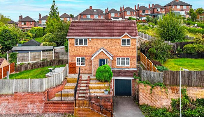 3 Bedroom Detached House For Sale In Hillcrest View, Carlton, Nottinghamshire, NG4