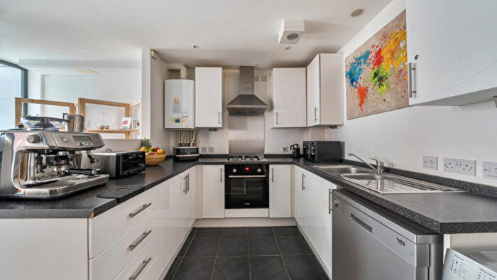 2 Bedroom Flat For Sale In Taylor Place, Bow, E3