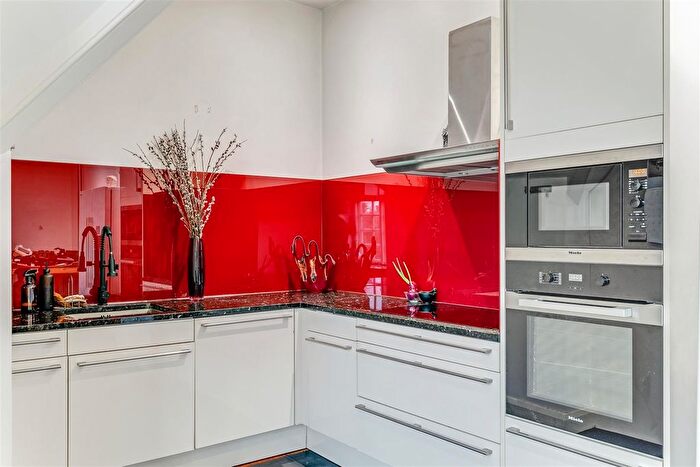 3 Bedroom Flat For Sale In Lyndhurst Road, Hampstead, London, NW3