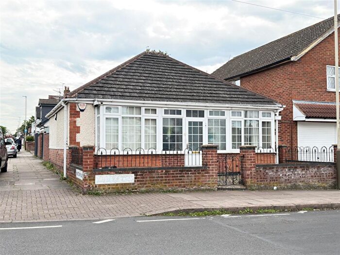 3 Bedroom Detached Bungalow For Sale In Fairfax Road, Leicester, LE4