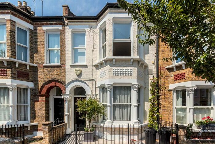 2 Bedroom Flat To Rent In Weiss Road, London, SW15