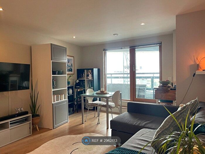 2 Bedroom Flat To Rent In The Gateway North, Leeds, LS9