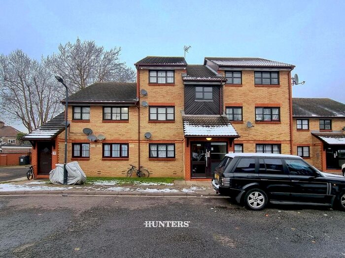 2 Bedroom Flat To Rent In Cygnet Close, London, NW10