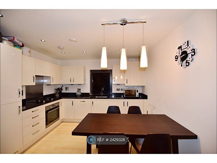 2 Bedroom Flat To Rent In Walnut Tree Close, Guildford, GU1