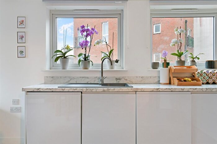 2 Bedroom Flat For Sale In Canalside, Watercolour, Redhill, RH1