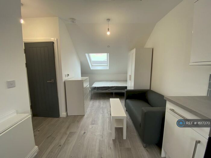 Studio To Rent In Woodville Road, Cardiff, CF24