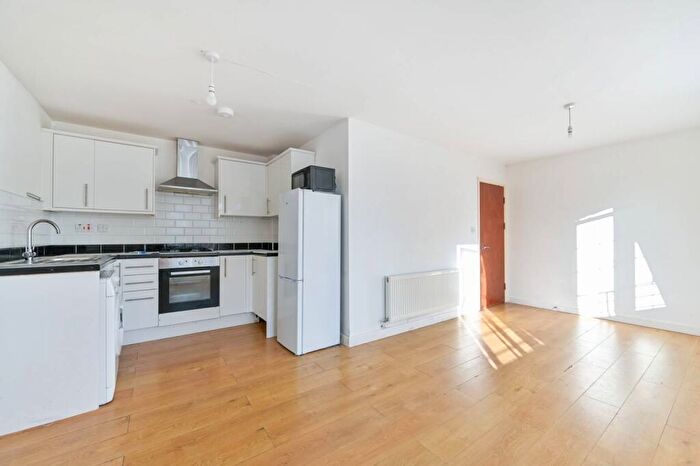 2 Bedroom Flat To Rent In Woking, Surrey, Woking, GU21
