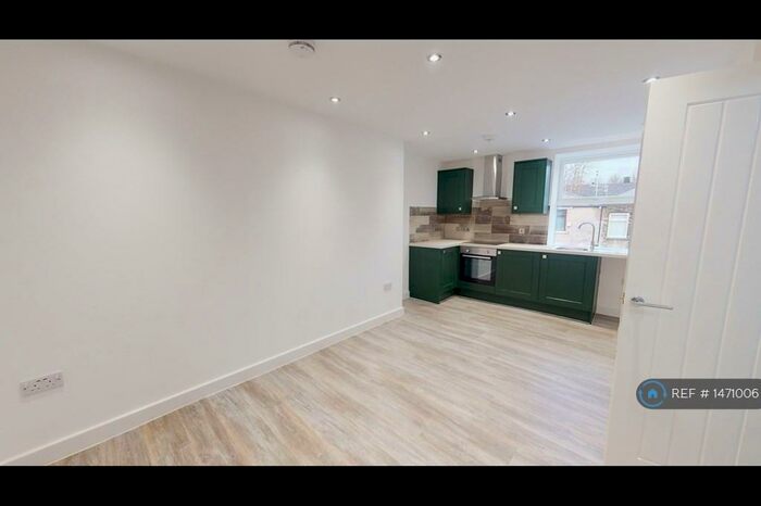 1 Bedroom Flat To Rent In High Street, Lees, Oldham, OL4