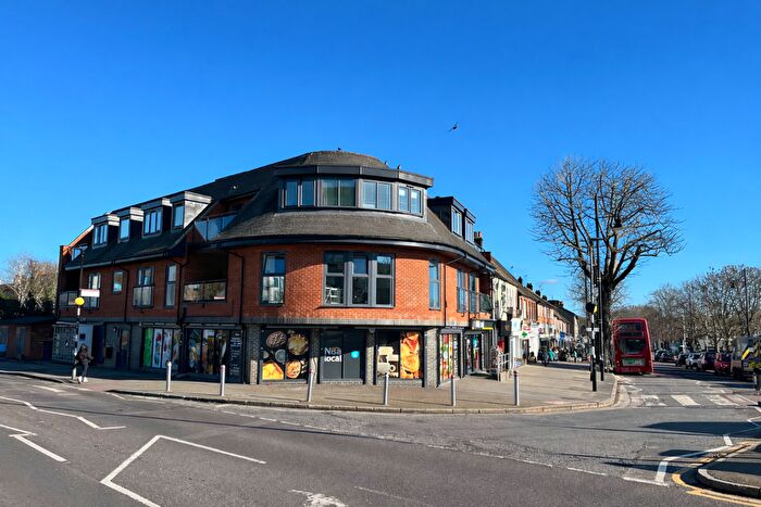 2 Bedroom Flat For Sale In Flat, Herald Court, Romford, RM3