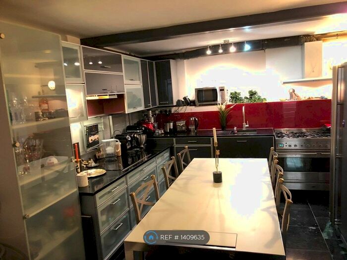 Studio To Rent In Napier Road, London, W14