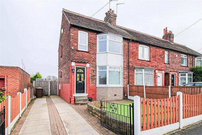 2 Bedroom End Terrace House For Sale In Oakwood Avenue, Wakefield, WF2