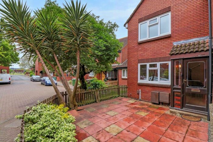 Semi-Detached House To Rent In Porter Road, London, E6