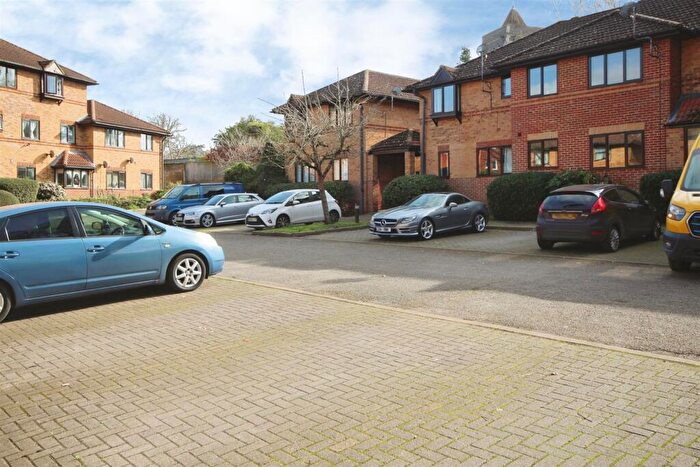 1 Bedroom Apartment For Sale In Polehampton Close, Twyford, Reading, Berkshire, RG10