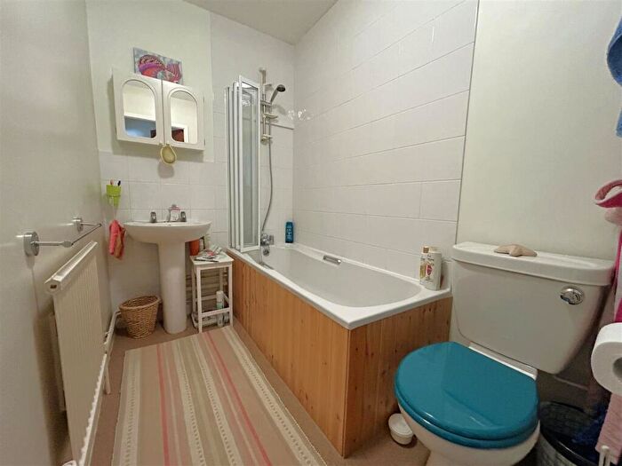 1 Bedroom Apartment For Sale In Chardsmead Court, Bridport, Dorset, DT6