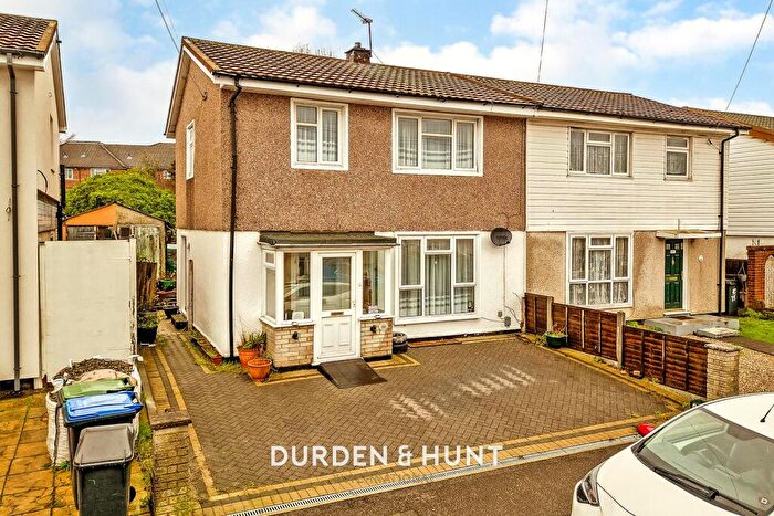 3 Bedroom Semi Detached House For Sale In Barfields, Loughton, IG10
