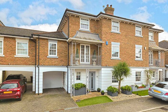 5 Bedroom Semi-Detached House For Sale In Greensleeves Way, Kings Hill, West Malling, ME19