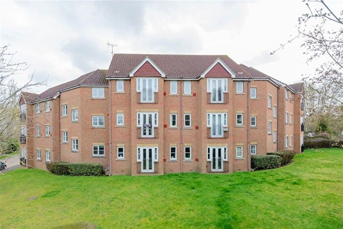 2 Bedroom Flat For Sale In Guinness Drive, Wainscott, Rochester, Kent, ME3