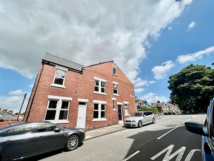 2 Bedroom End Of Terrace House To Rent In Field House Road, Gateshead, NE8