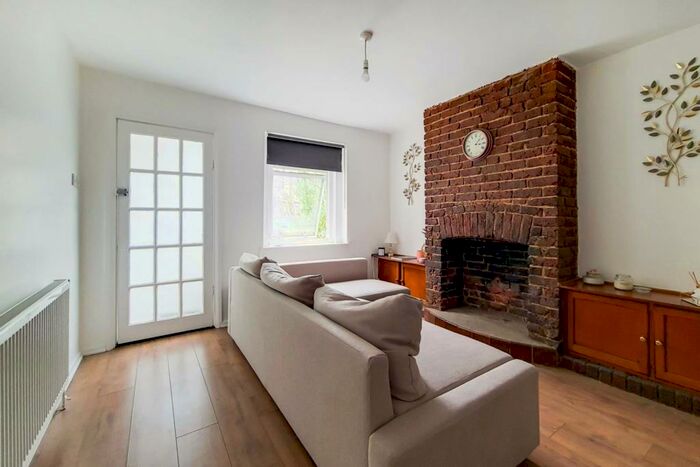 2 Bedroom House To Rent In Tamworth Lane, Mitcham, CR4