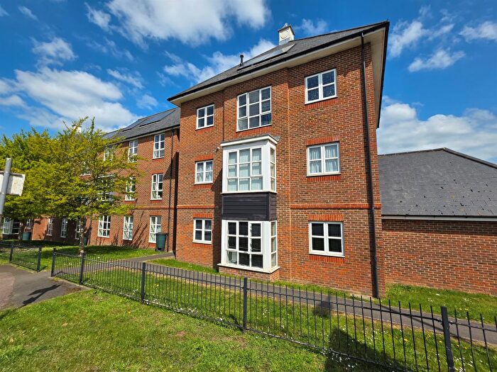 2 Bedroom Flat For Sale In Poole Close, Aylesbury, HP21