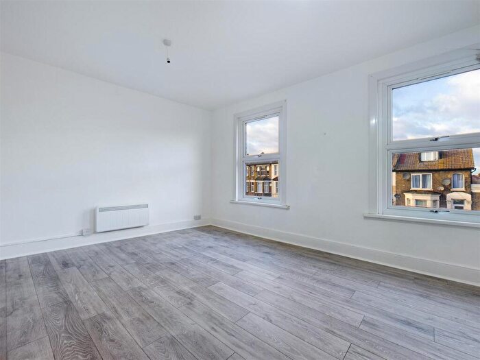 3 Bedroom Apartment To Rent In Lea Bridge Road, Leyton, E10