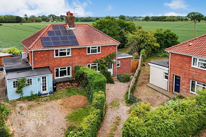 3 Bedroom Semi Detached House For Sale In The Oaks, Rockland St. Mary, Norwich, NR14