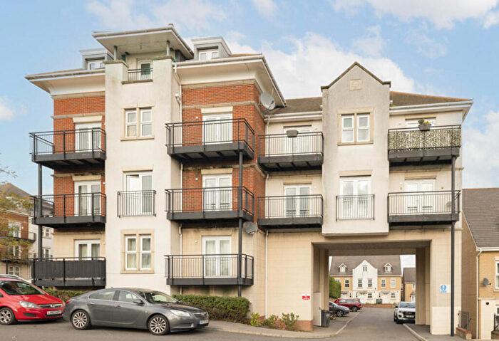 2 Bedroom Flat For Sale In Critchley Avenue, Dartford, DA1