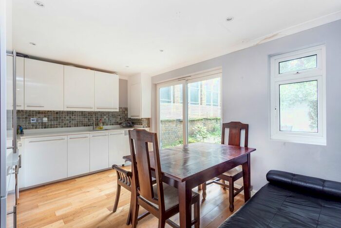 3 Bedroom Flat To Rent In Elm Park, London, SW2