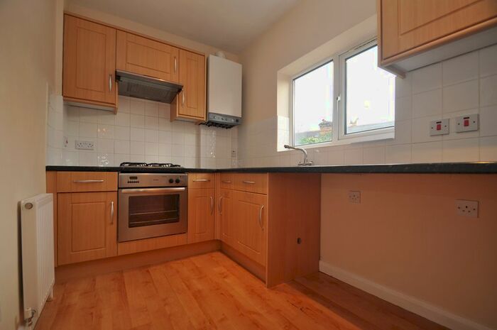 3 Bedroom Flat To Rent In Felix Road, London, Northfield, W13
