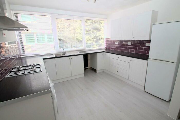 3 Bedroom Town House To Rent In Mill Close, Wokingham, RG41