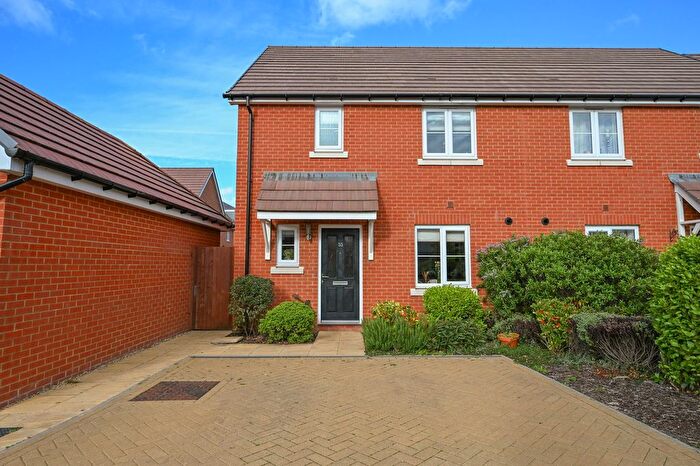 3 Bedroom Semi Detached House For Sale In Narrowleaf Drive, Ringwood, BH24